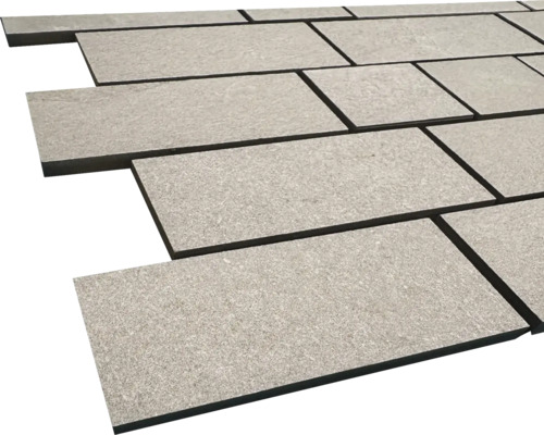 Dalles de terrasse grises posées en pierre.