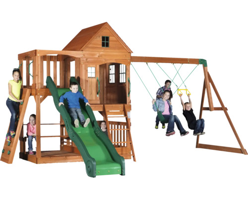 Holzspielplatz mit Schaukeln, Rutsche und Spielhaus