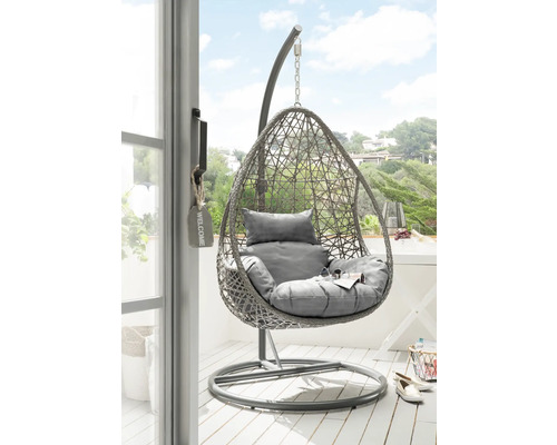 Fauteuil suspendu avec cadre en acier et coussins gris sur un balcon.