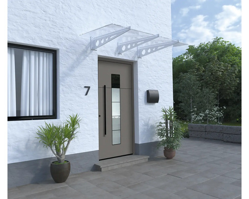 Haustür mit Vordach, Briefkasten und Pflanzen vor weisser Fassade