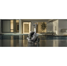 Schwimmbadreinigungsroboter vor modernem Haus