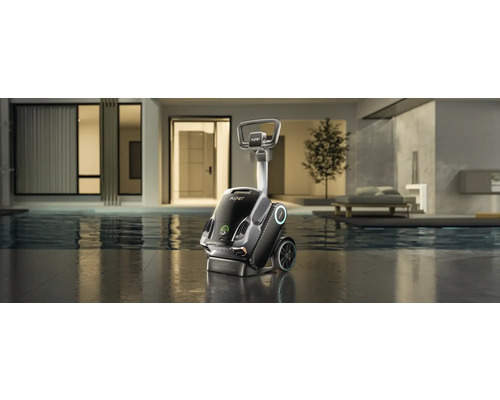 Schwimmbadreinigungsroboter vor modernem Haus