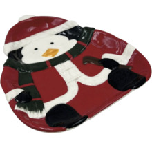 Assiette en forme de pingouin avec vêtements d''hiver