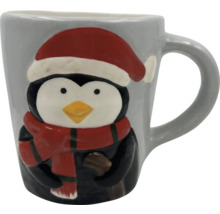 Tasse grise avec pingouin, bonnet et écharpe
