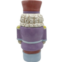 Vue arrière d''une figurine de casse-noisette décorative en céramique