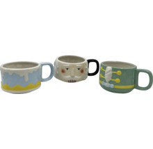 Trois tasses à café décoratives avec différents motifs