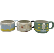 Trois tasses décoratives en céramique avec des designs différents.