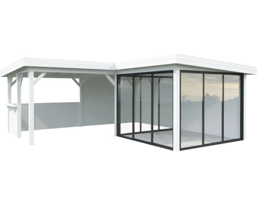 Coin salon couvert avec façade en verre pour le jardin.