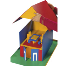 Un enfant joue avec une maison de jeu colorée en bois