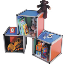 Étagère à jouets avec jouets et livres