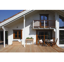 Holzhaus mit Terrasse und Gartenmöbeln