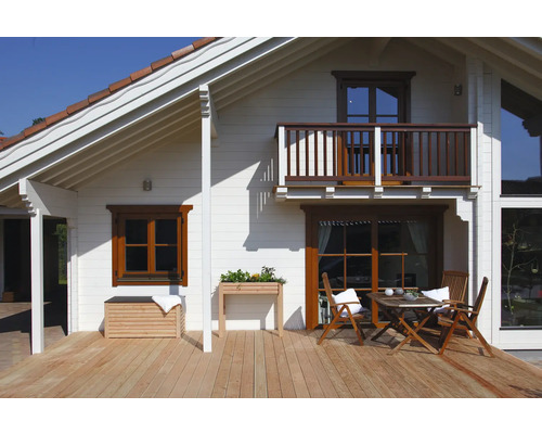 Holzhaus mit Terrasse und Gartenmöbeln