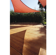 Garten mit Holzterrasse und Sonnensegel