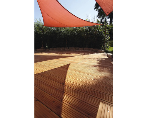 Garten mit Holzterrasse und Sonnensegel