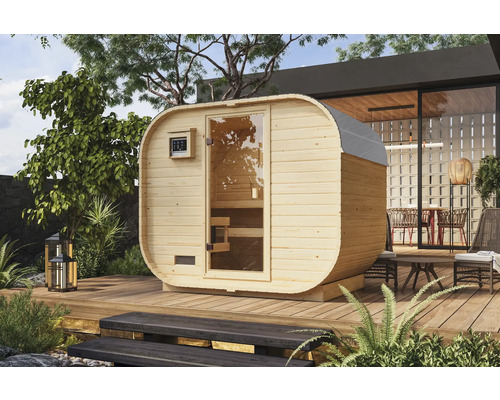 Fasssauna Karibu Quadrado 1 Plus B: 242.5 cm ohne Ofen mit bronzierter Ganzglastüre Holzfass Sauna mit Glastür auf einer Terrasse im Garten.