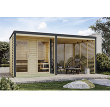 Sauna en madriers avec coin salon couvert dans le jardin