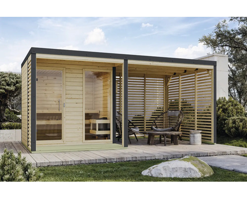 Sauna en madriers avec coin salon couvert dans le jardin