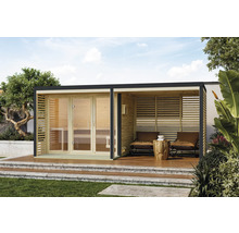 Sauna extérieure avec coin salon et plancher en bois sur une pelouse