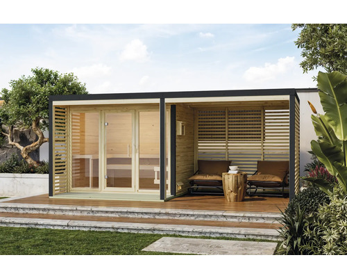 Sauna extérieure avec coin salon et plancher en bois sur une pelouse