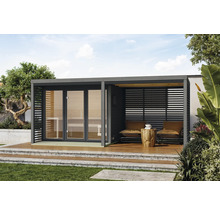 Scène de jardin avec sauna et coin salon sur une terrasse en bois