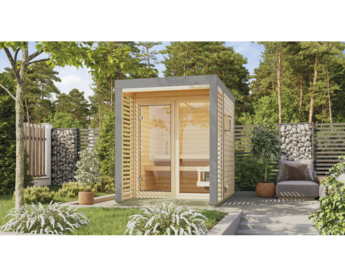 Aussensauna aus Holz mit Glastür im Garten