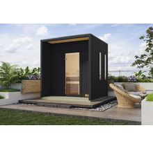Moderne Aussensauna mit Glasfront und Holzboden auf einer Terrasse mit Sitzgelegenheiten.