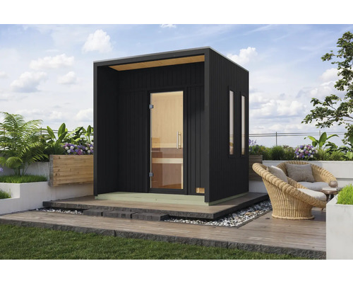 Saunahaus Karibu Larcadia ohne Ofen mit Ganglastüre aus Klarglas schwarz Moderne Aussensauna mit Glasfront und Holzboden auf einer Terrasse mit Sitzgelegenheiten.