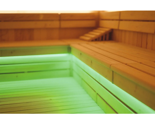 Vue intérieure d''un sauna avec des bancs en bois et un éclairage vert