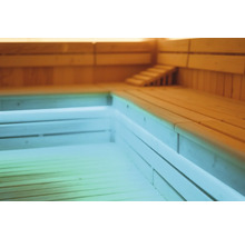 Vue intérieure d''un sauna en bois avec bancs et escalier