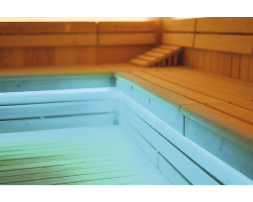 Vue intérieure d''un sauna en bois avec bancs et escalier