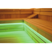 Sauna en bois avec bancs et éclairage vert