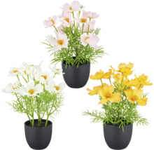 Drei Kunstblumen in Töpfen mit weißen, gelben und rosa Blüten