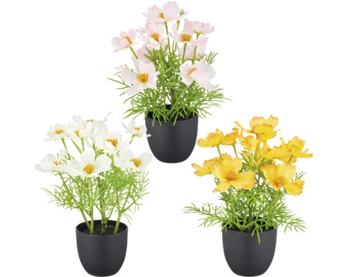Drei Kunstblumen in Töpfen mit weißen, gelben und rosa Blüten