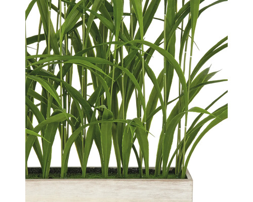 Plante de bambou artificielle dans un bac à fleurs rectangulaire.