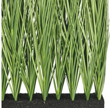 Künstliche Gräser in einer Reihe gepflanzt