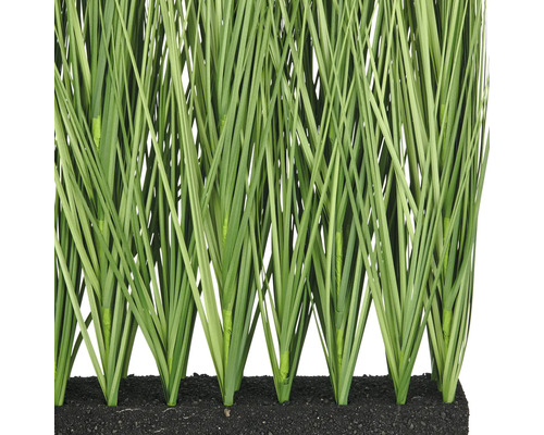 Künstliche Gräser in einer Reihe gepflanzt