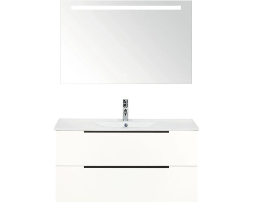 Salle de bain avec meuble sous-vasque, lavabo et miroir avec éclairage