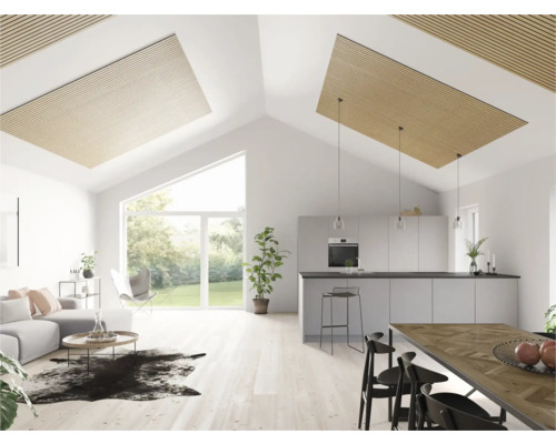 Helles Wohnzimmer mit offener Küche, Holzdekorplatten an der Decke und großen Fenstern.