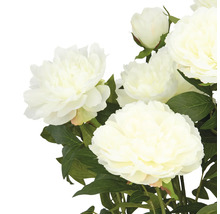 Dekorative Kunstblumen mit Pfingstrosen im Arrangement