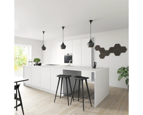 Cuisine claire avec îlot de cuisine, tabourets de bar et suspensions