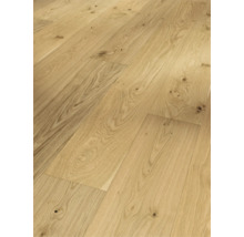 Planches de chêne clair comme revêtement de sol