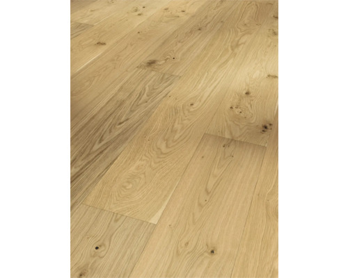 Planches de chêne clair comme revêtement de sol