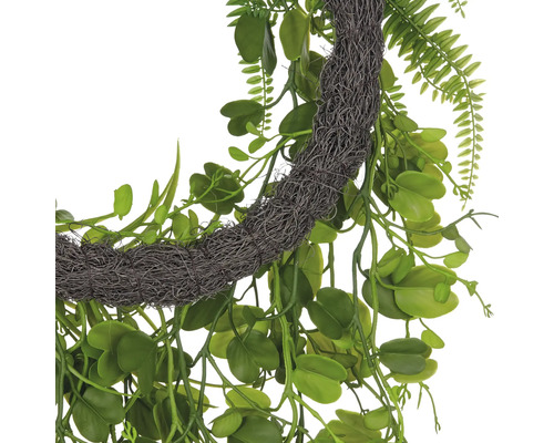 Dekorativer Kranz mit künstlichen Blättern und Farn