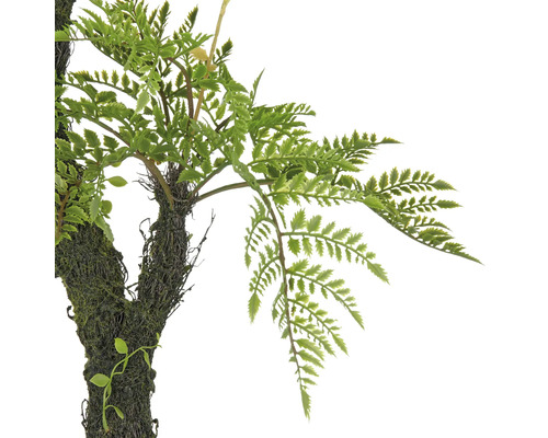 Nahaufnahme einer künstlichen Pflanze mit Farnblättern