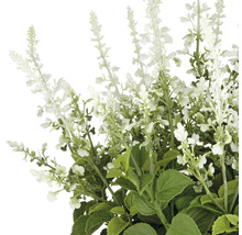 Künstlicher Lavendelbusch mit weißen Blüten und grünen Blättern