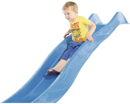 Un enfant glisse sur un toboggan bleu.