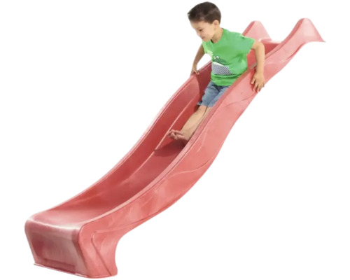 Enfant glissant sur un toboggan pour enfants