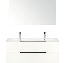 Weisser Waschtisch mit zwei Waschbecken, Armaturen und Spiegel für das Badezimmer