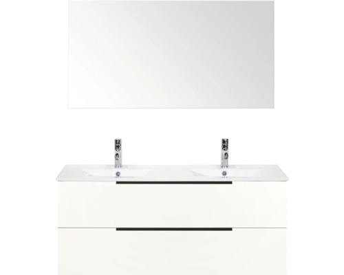 Weisser Waschtisch mit zwei Waschbecken, Armaturen und Spiegel für das Badezimmer