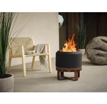 Terrassenszene mit Feuerstelle, Stuhl und Dekoration für eine gemütliche Atmosphäre im Freien